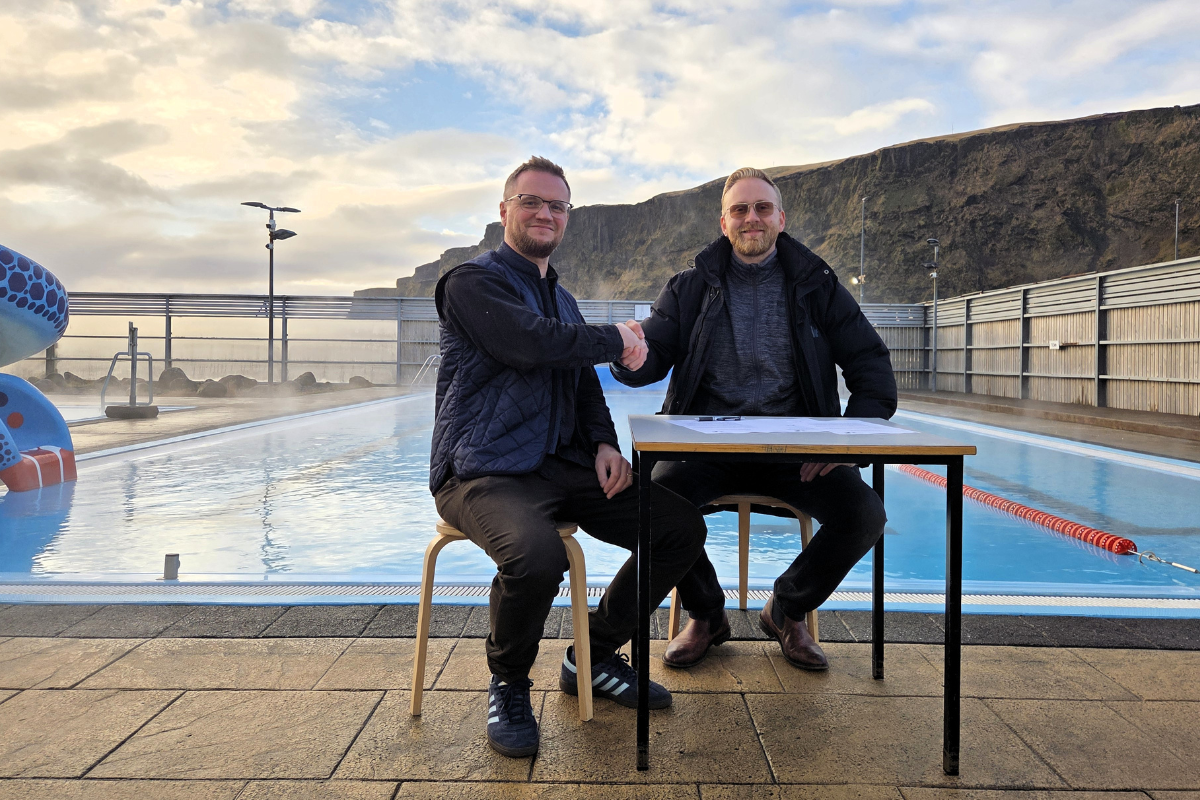 Á myndinni eru Óli Þór Jónsson, rekstrarstjóri hitaveitna hjá Rarik og Björn Þór Ólafsson, oddviti sveitarstjórnar Mýrdalshrepps.