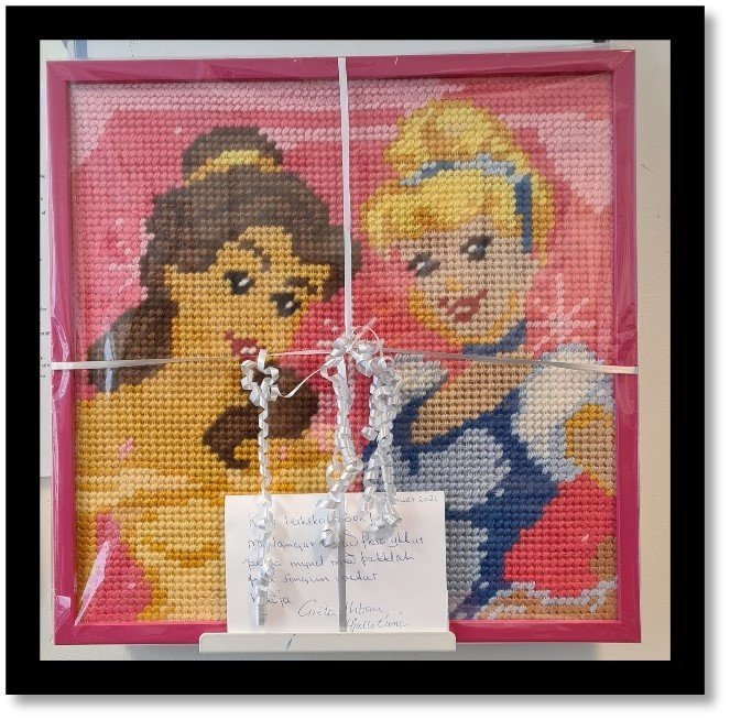 Mánalandi færð gjöf