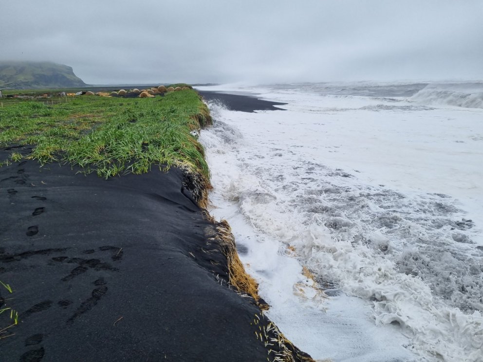 Mikill ágangur sjávar.