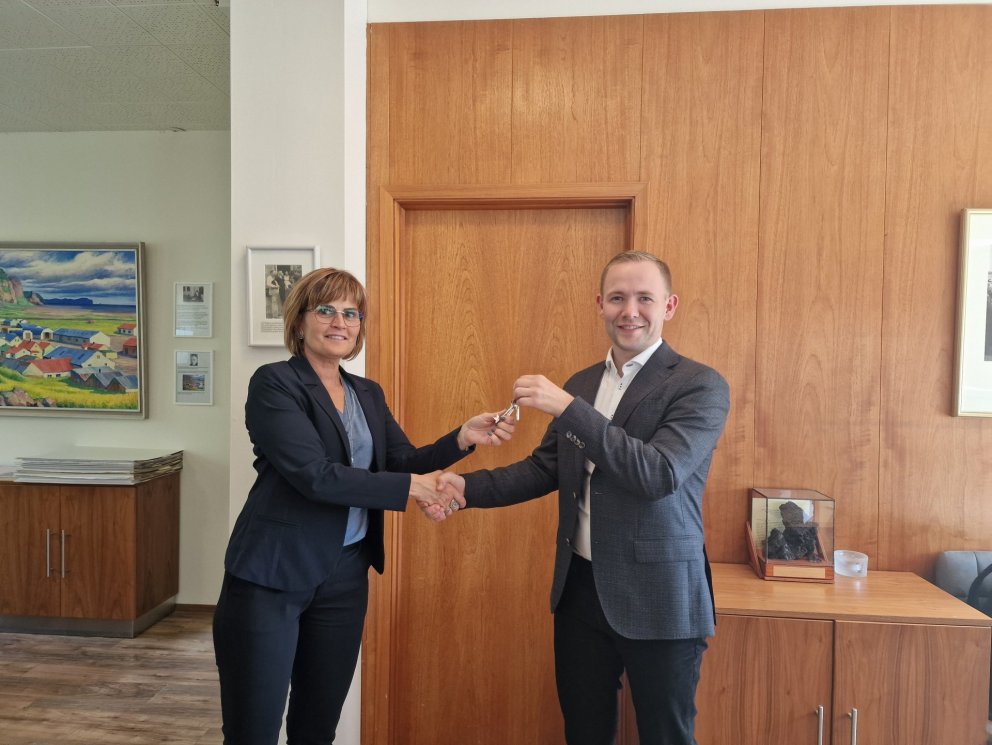 Þorbjörg Gísladóttir fráfarandi sveitarstjóri afhendir Einari Frey Elínarsyni nýjum sveitarstjóra ly…