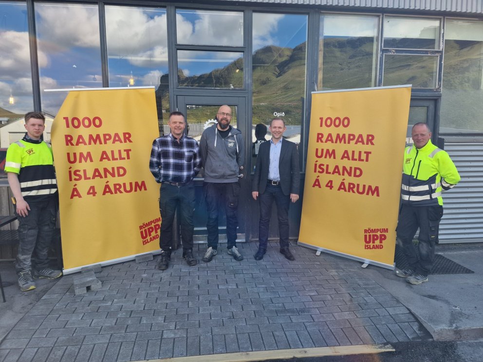 Á myndinni eru: Starfsmenn Römpum upp Ísland auk Vigfús Páls Auðbertssonar & Sveins Sigurðssonar hjá…