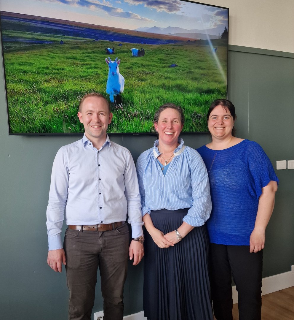 Frá hægri: Einar Freyr Elínarson sveitarstjóri, Nichole Leigh Mosty fráfarandi leikskólastjóri og Er…