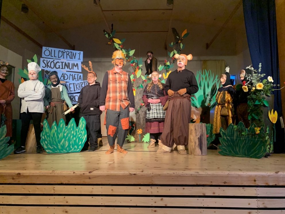 Dýrn í Hálsaskógi í uppsetningu Víkurskóla