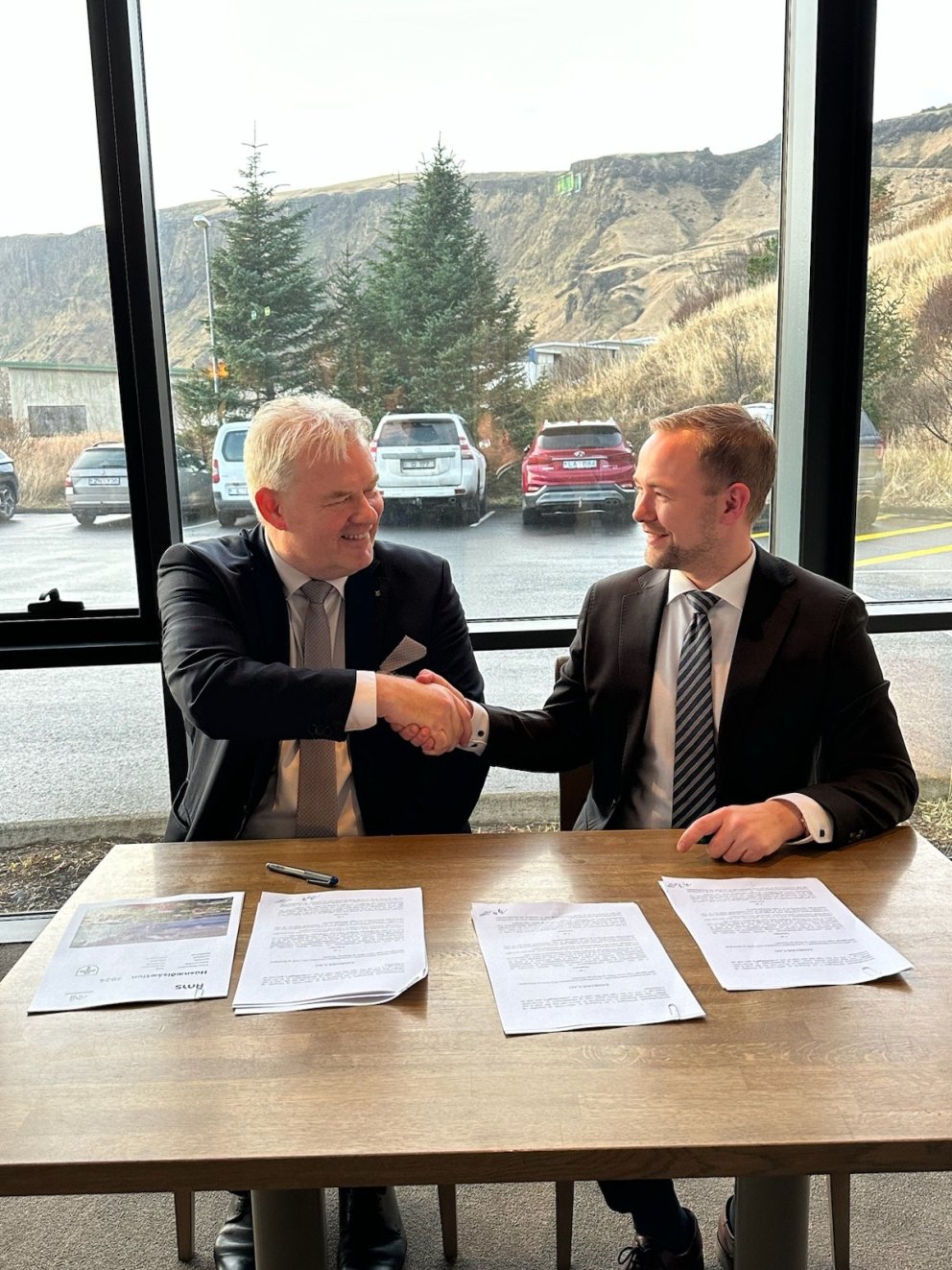 Sigurður Ingi Jóhannsson innviðaráðherra og Einar Freyr Elínarson sveitarstjóri Mýrdalshrepps við un…