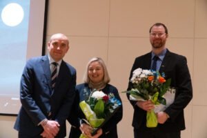 Guðni Th. Jóhannesson forseti íslands afhenti Elínu Einarsdóttur skólastjóra Víkurskóla og Jóhannesi…