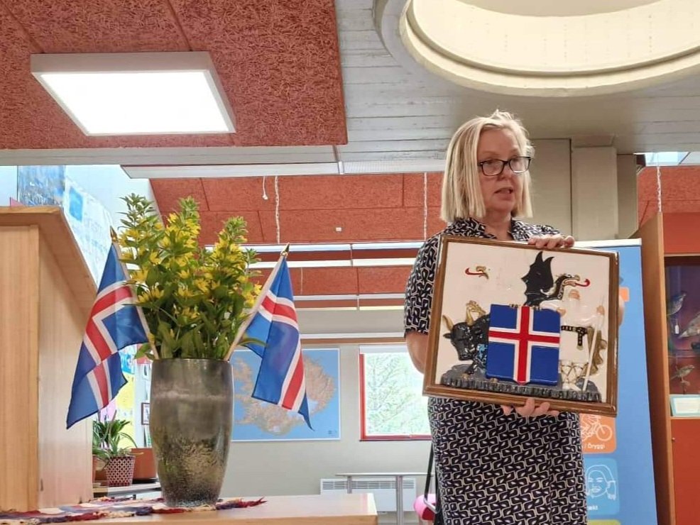 Falleg gjöf frá ungverskum listamanni til Víkurskóla