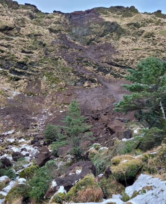 Skriða úr Reynisfjalli vestan við byggðina í Vík