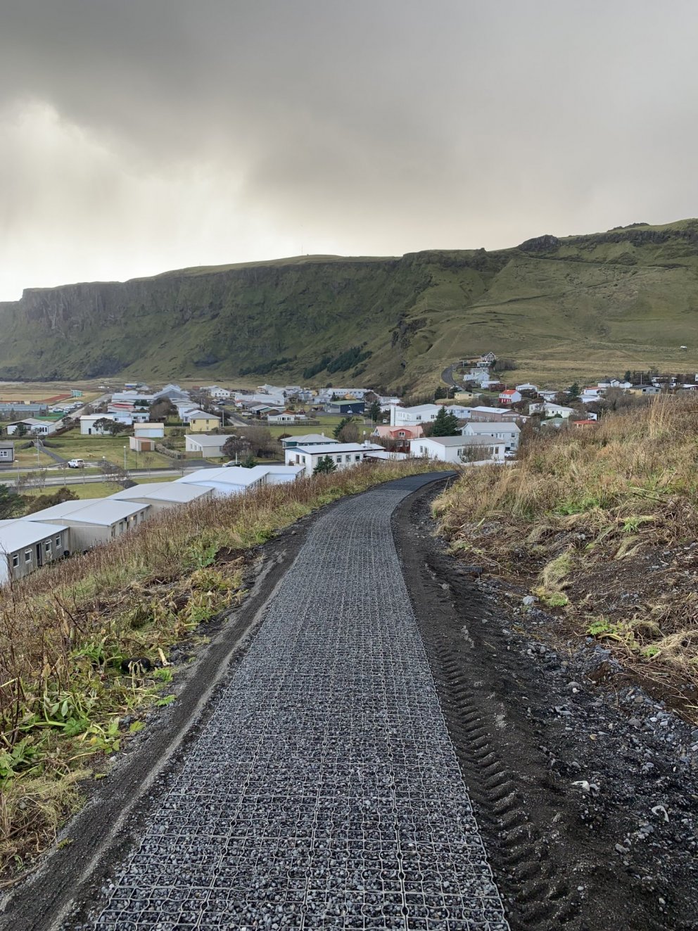 Nýr göngustígur frá Kirkjuvegi upp að kirkju