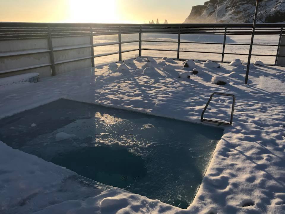 Viðhald klefa í íþróttamiðstöðinni í Vík