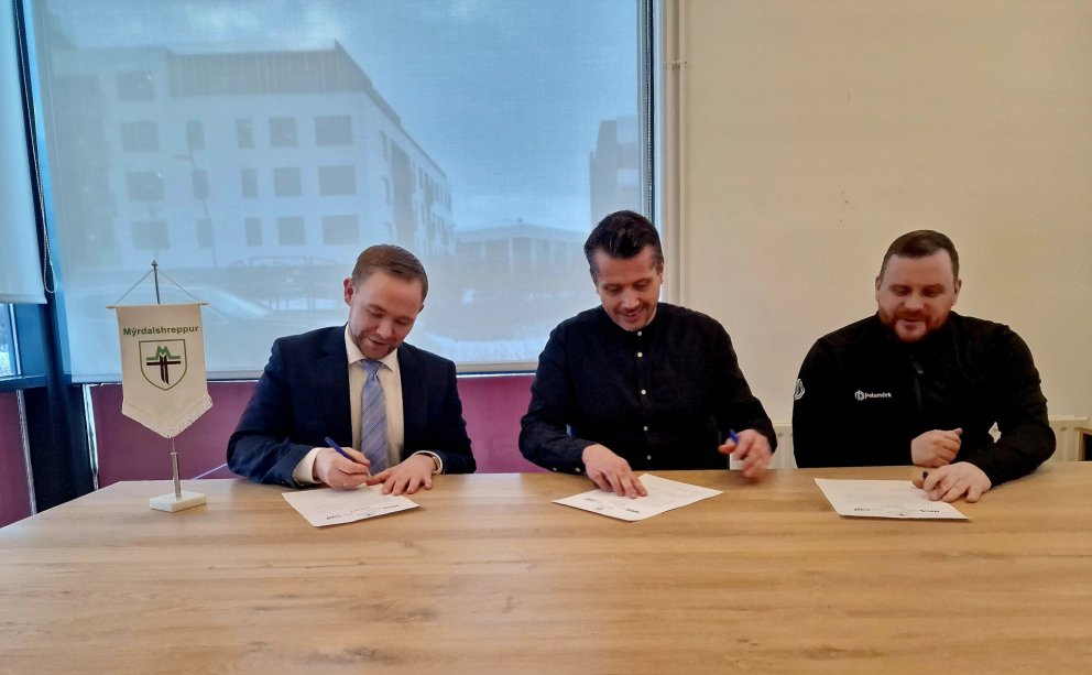 F.v. Einar Freyr Elínarson sveitarstjóri Mýrdalshrepps, Elmar Erlendsson sviðsstjóri hjá HMS og fram…