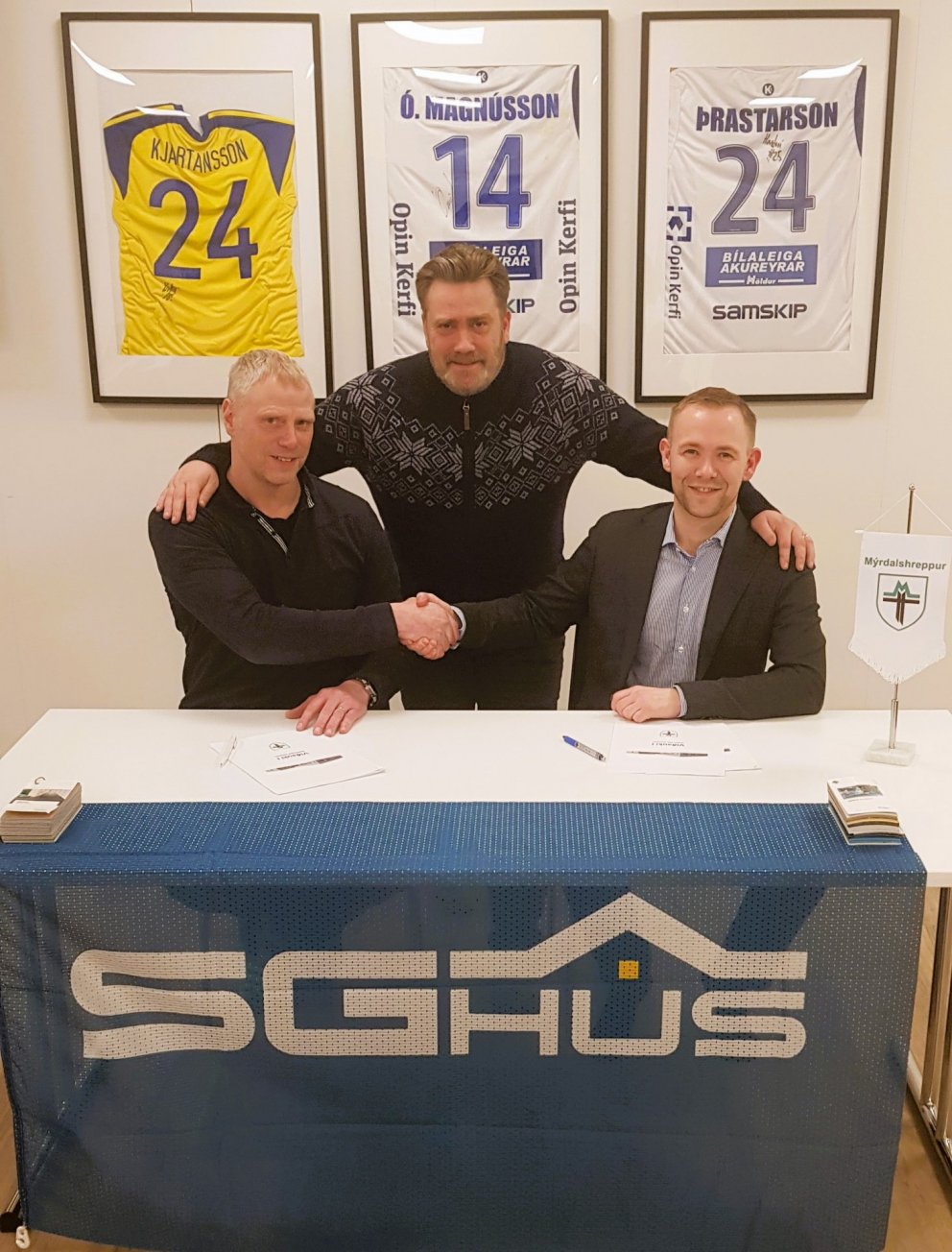 Baldur Pálsson framkvæmdastjóri SG Húsa og Einar Freyr Elínarson sveitarstjóri Mýrdalshrepps takast …