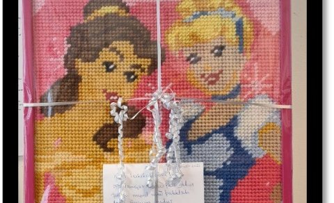 Mánalandi færð gjöf