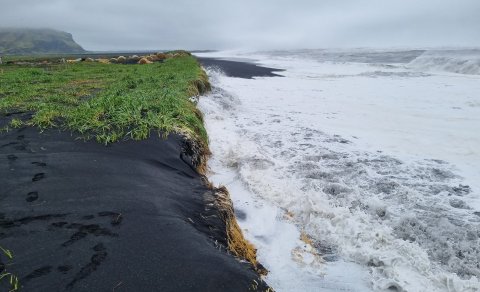 Mikill ágangur sjávar.