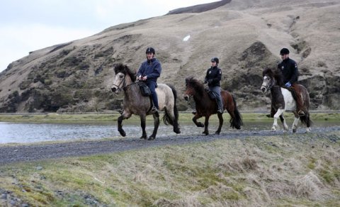 Umferð á sjóvarnargarðinum við Víkurfjöru.