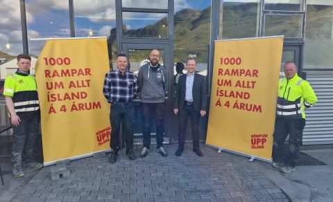 Á myndinni eru: Starfsmenn Römpum upp Ísland auk Vigfús Páls Auðbertssonar & Sveins Sigurðssonar hjá…