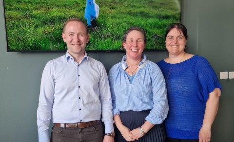 Frá hægri: Einar Freyr Elínarson sveitarstjóri, Nichole Leigh Mosty fráfarandi leikskólastjóri og Er…