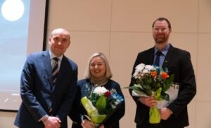 Guðni Th. Jóhannesson forseti íslands afhenti Elínu Einarsdóttur skólastjóra Víkurskóla og Jóhannesi…