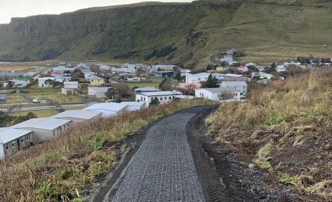 Nýr göngustígur frá Kirkjuvegi upp að kirkju