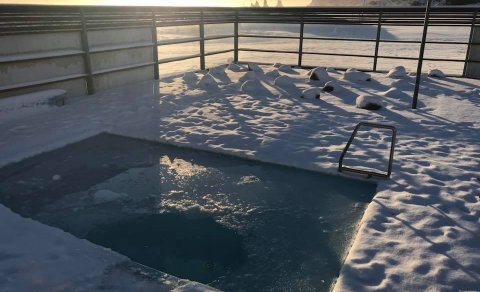 Viðhald klefa í íþróttamiðstöðinni í Vík