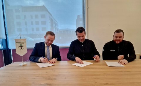 F.v. Einar Freyr Elínarson sveitarstjóri Mýrdalshrepps, Elmar Erlendsson sviðsstjóri hjá HMS og fram…