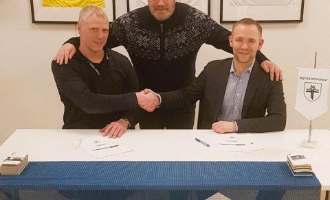 Baldur Pálsson framkvæmdastjóri SG Húsa og Einar Freyr Elínarson sveitarstjóri Mýrdalshrepps takast …